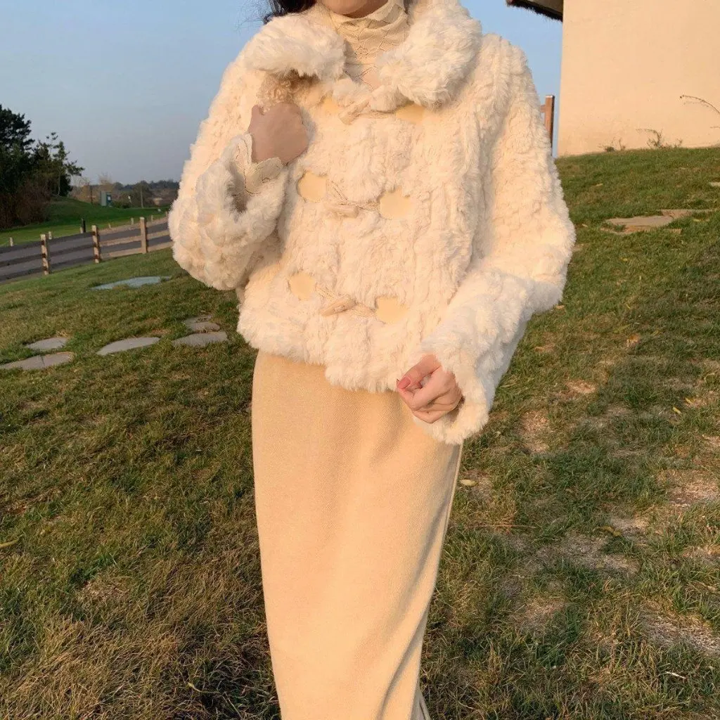 Women's Lamb Fur Outwear Short 2024 Autumn Winter New Loose Imitation Rabbit Fur Top with Horn Buttons
Women's Lamb Fur Outwear Short 2024 Autumn Winter New Loose Imitation Rabbit Fur Top with Horn Buttons