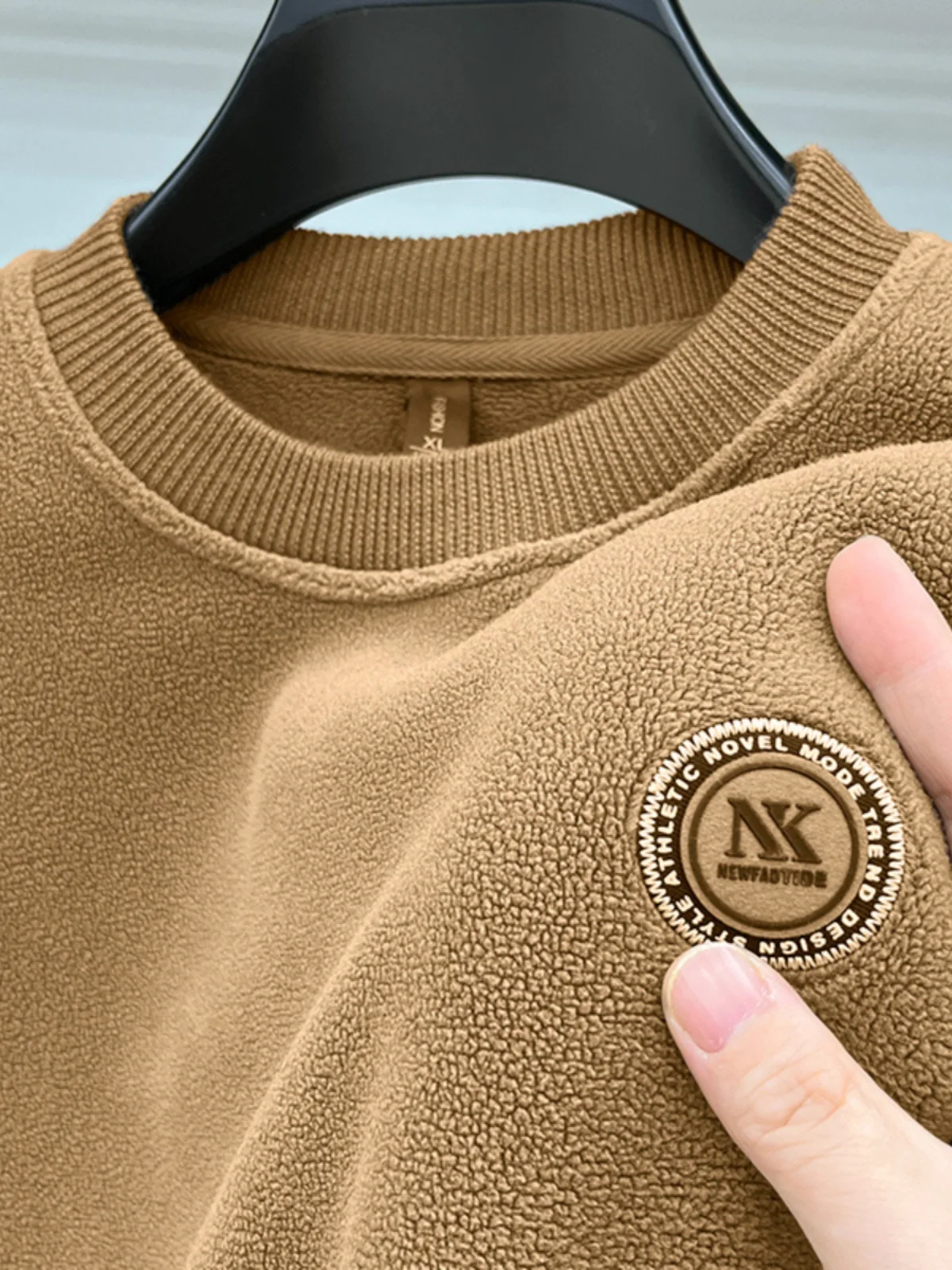 Мужской утепленный флисовый свитшот с круглым вырезом, повседневный, свободного кроя, осенне-зимний, теплый, на флисовой подкладке, без капюшона, базовый слой
Мужской утепленный флисовый свитшот с круглым вырезом, повседневный, свободного кроя, осенне-зимний, теплый, на флисовой подкладке, без капюшона, базовый слой