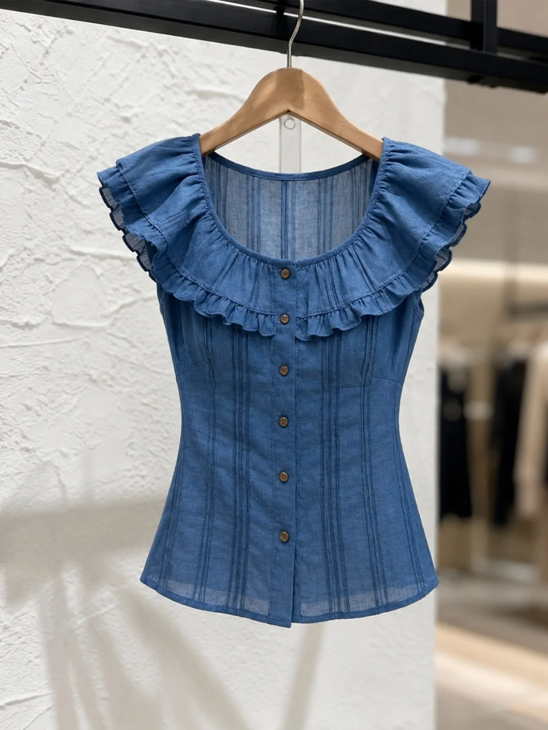 Elegant Summer Shirt Slim Fit Commute Single Button Design Versatile Silk Top Age Defying Korean Style Straight Cut
Elegant Summer Shirt Slim Fit Commute Single Button Design Versatile Silk Top Age Defying Korean Style Straight Cut