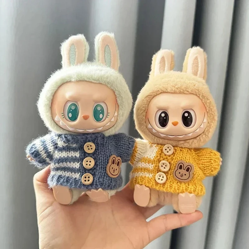 Labubu Mini Outfit: 15-17cm Knit Set w/Hat & Bag | Plush Sitting Doll Clothes | Fashion Party Gift
Labubu Mini Outfit: 15-17cm Knit Set w/Hat & Bag | Plush Sitting Doll Clothes | Fashion Party Gift