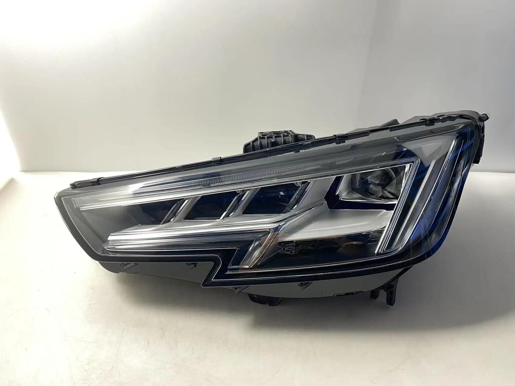 Светодиодная матричная фара для A4 B10 2016-2019, высококачественный комплект обновления автоматического освещения с идеальной посадкой
Светодиодная матричная фара для A4 B10 2016-2019, высококачественный комплект обновления автоматического освещения с идеальной посадкой