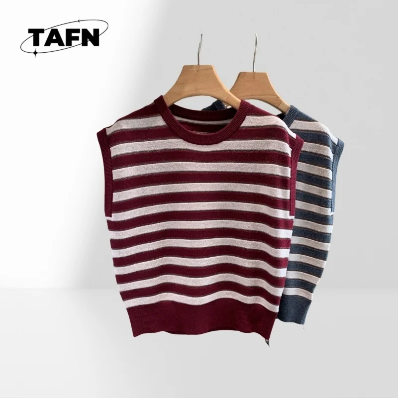 Trendy Top for Women Sleeveless Fitted Ribbed Crop Tee Trendy Sleeveless Top for Women Ribbed Ribbed Shirt Casual Look AI0364
Trendy Top for Women Sleeveless Fitted Ribbed Crop Tee Trendy Sleeveless Top for Women Ribbed Ribbed Shirt Casual Look AI0364