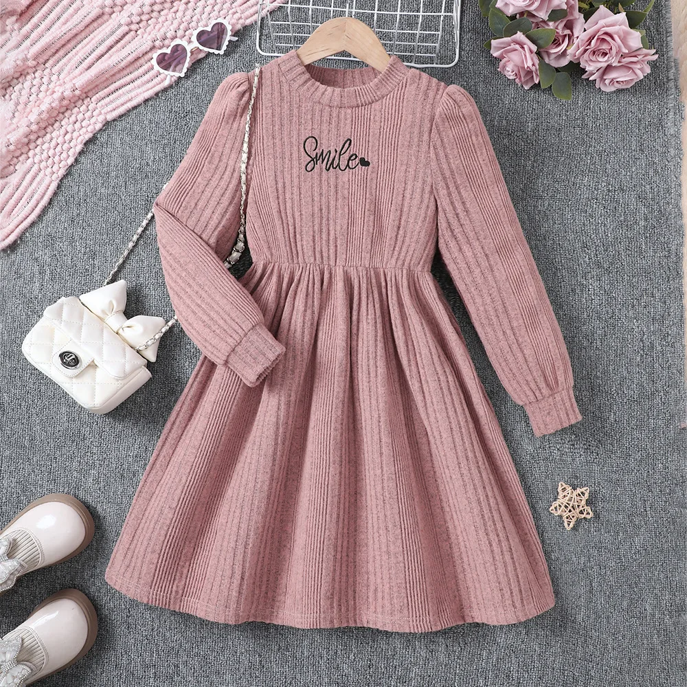 2024 Winter New Girls Long Sleeve O Neck Letter Pink Fashion Designer Girls Princess Dress Vestido 7-14T
2024 Winter New Girls Long Sleeve O Neck Letter Pink Fashion Designer Girls Princess Dress Vestido 7-14T