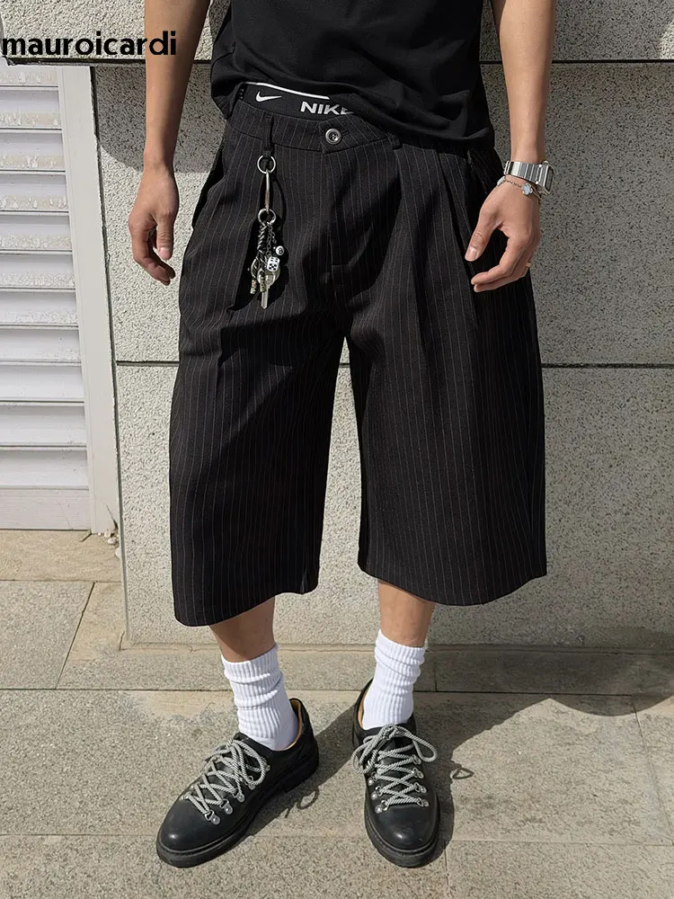 Mauroicardi Spring Summer Grey Striped Wide Leg Shorts for Men Cleanfit Calf-Length Pants Menswear Luxury Designer Chic Clothes
Mauroicardi Spring Summer Grey Striped Wide Leg Shorts for Men Cleanfit Calf-Length Pants Menswear Luxury Designer Chic Clothes