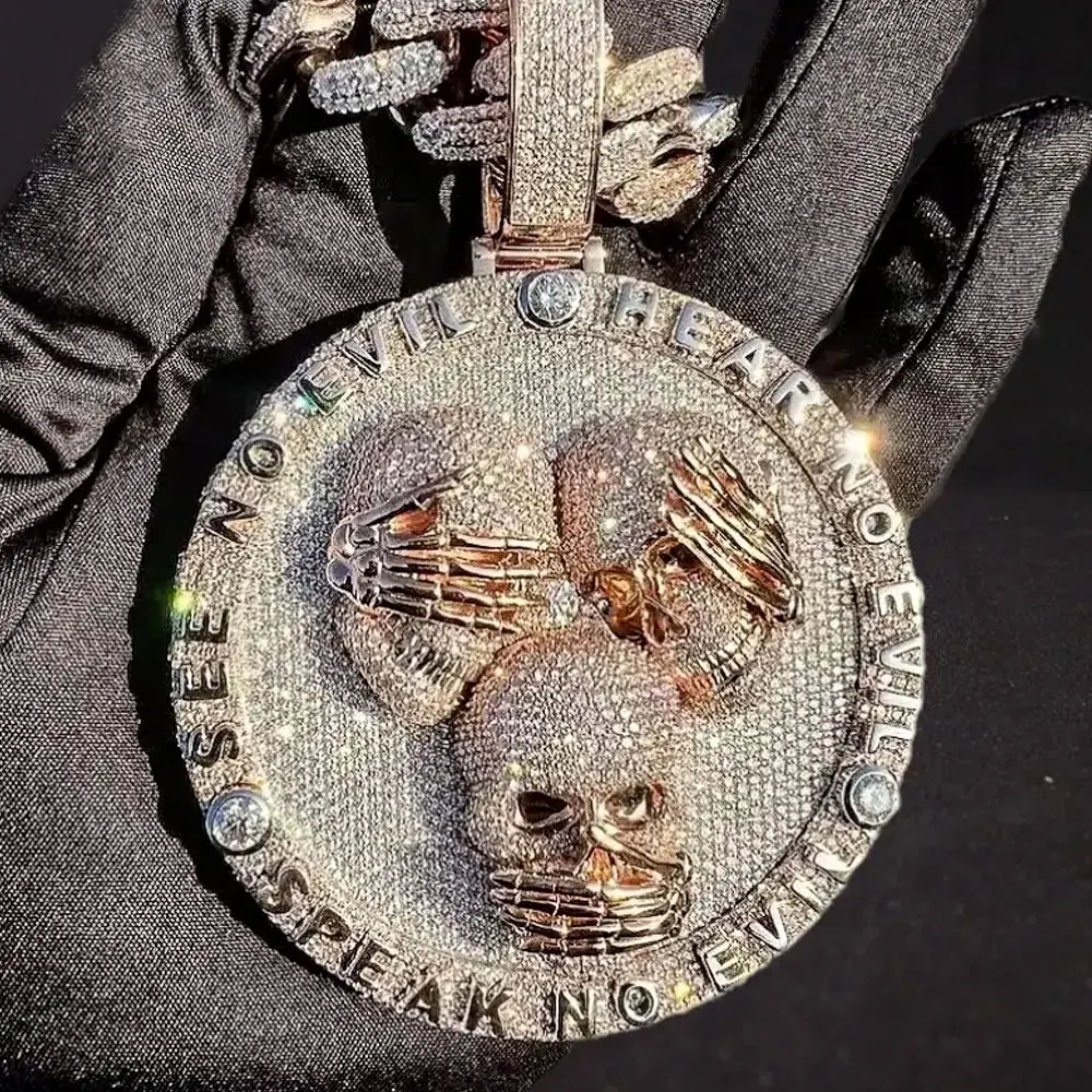 Exquisite Luxury Three Gollum Head Pendants Round Rap Singer Hip Hop Can Pair with Cuban Chain Necklace 3D Pendant Jewelry
Exquisite Luxury Three Gollum Head Pendants Round Rap Singer Hip Hop Can Pair with Cuban Chain Necklace 3D Pendant Jewelry