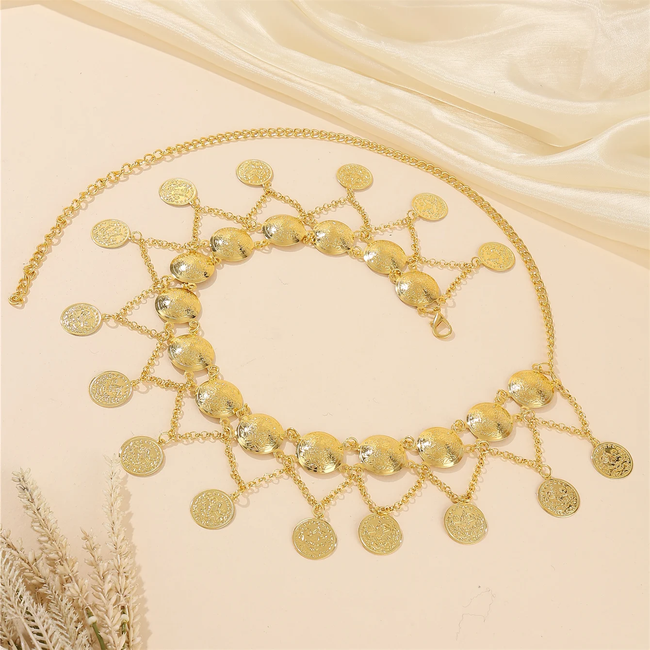 Saudi Arabian Women's Alloy Waist Chain, Exquisite Fringe Design Adjustable Size Perfect for Weddings Parties Festivals.
Saudi Arabian Women's Alloy Waist Chain, Exquisite Fringe Design Adjustable Size Perfect for Weddings Parties Festivals.