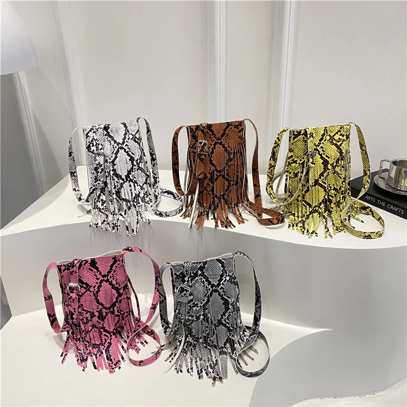 Новая темпераментная модная индивидуальная маленькая квадратная женская сумка, сумка на одно плечо в иностранном стиле, простая текстура, косая сумка
Новая темпераментная модная индивидуальная маленькая квадратная женская сумка, сумка на одно плечо в иностранном стиле, простая текстура, косая сумка