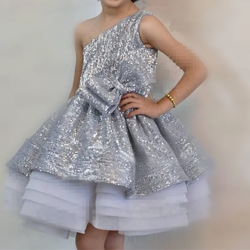 Silver One Shoulder Sequins Flower Girl Dress for Weddings Vestido De Festa Princess Knee Length Prom Bow Formal Dresses
Silver One Shoulder Sequins Flower Girl Dress for Weddings Vestido De Festa Princess Knee Length Prom Bow Formal Dresses