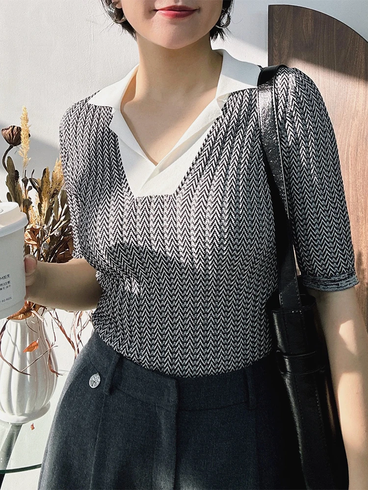 Белый полосатый трикотажный джемпер с воротником, рукавом до локтя, из смесовой ткани (вискоза и другие волокна), тонкий, стандартного кроя.
Белый полосатый трикотажный джемпер с воротником, рукавом до локтя, из смесовой ткани (вискоза и другие волокна), тонкий, стандартного кроя.