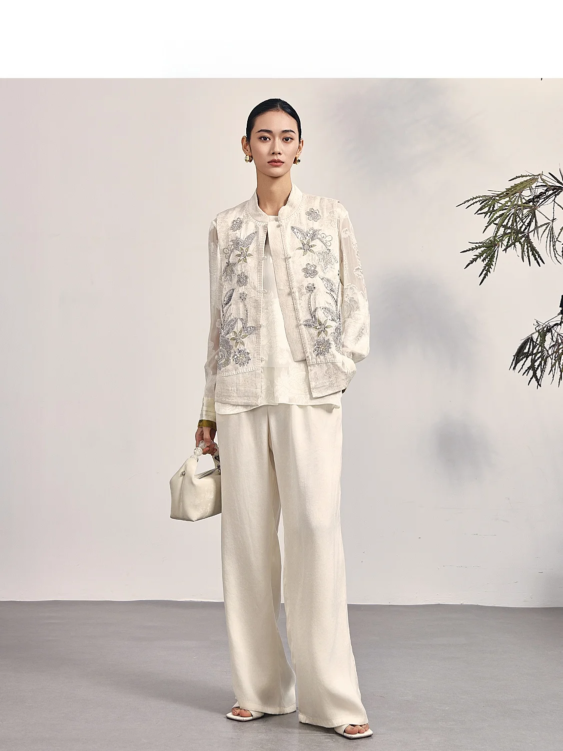 Annibycn Silk Linen Embroidered New Chinese Style Women's Vest Spring Autumn Fashionable Elegance Stand Collar Shoulder Pad
Annibycn Silk Linen Embroidered New Chinese Style Women's Vest Spring Autumn Fashionable Elegance Stand Collar Shoulder Pad