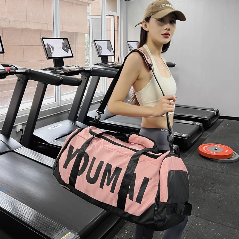 Спортивная спортивная сумка большой вместимости. Модный дизайн. Прочный материал. Дорожная сумка для спортзала с дизайном плечевого ремня.
Спортивная спортивная сумка большой вместимости. Модный дизайн. Прочный материал. Дорожная сумка для спортзала с дизайном плечевого ремня.