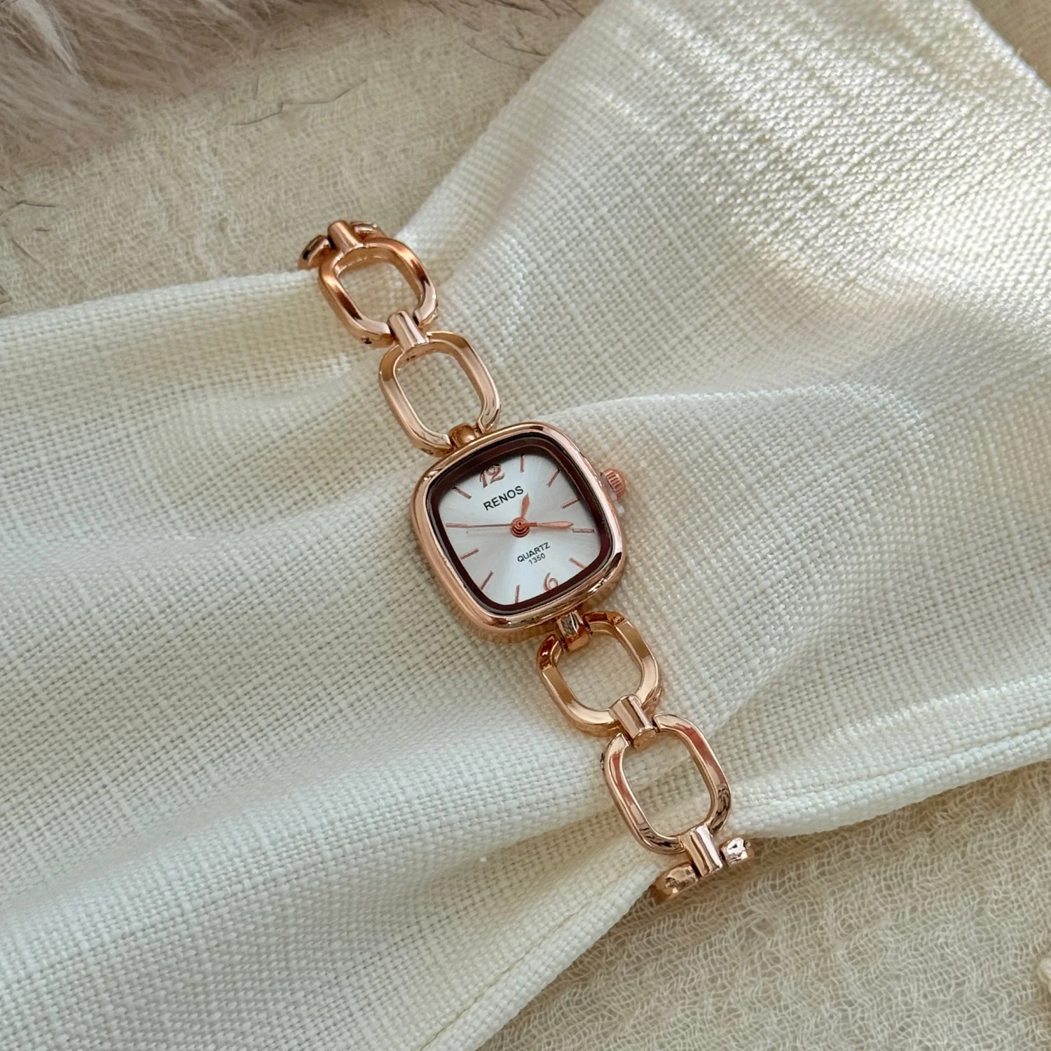 Women's Watch Fashion Rose Gold Hollow Strap Quartz Niche Bracelet Watches Woman Casual Square Dial Female Wristwatch Gifts
Women's Watch Fashion Rose Gold Hollow Strap Quartz Niche Bracelet Watches Woman Casual Square Dial Female Wristwatch Gifts