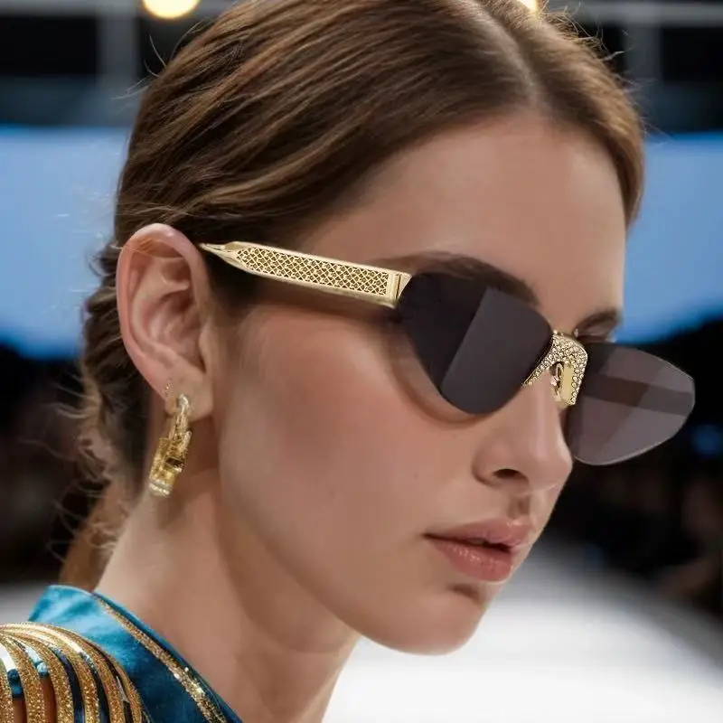 European and American fashion frameless diamond sunglasses for women outdoor street shooting hollow metal sunglasses
European and American fashion frameless diamond sunglasses for women outdoor street shooting hollow metal sunglasses