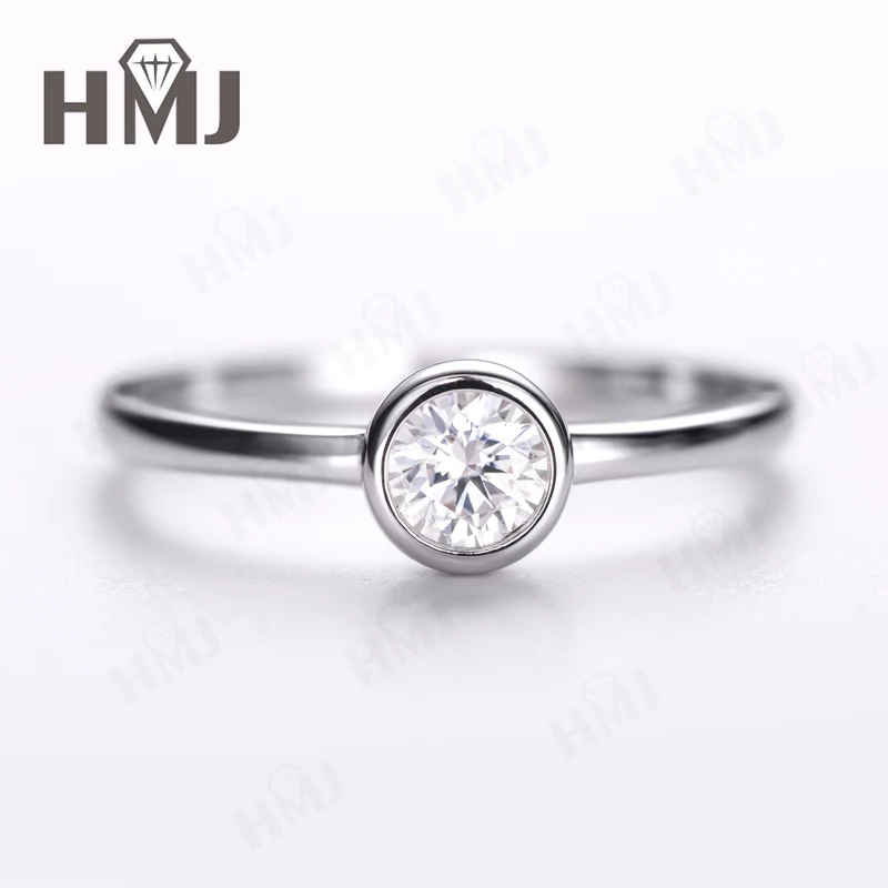 Round Bubble Moissanite Ring 0.5CT 5mm D Color 925 Sterling Silver Wedding Ring A Jewel That Embraces a Woman's Romantic Charm
Round Bubble Moissanite Ring 0.5CT 5mm D Color 925 Sterling Silver Wedding Ring A Jewel That Embraces a Woman's Romantic Charm
