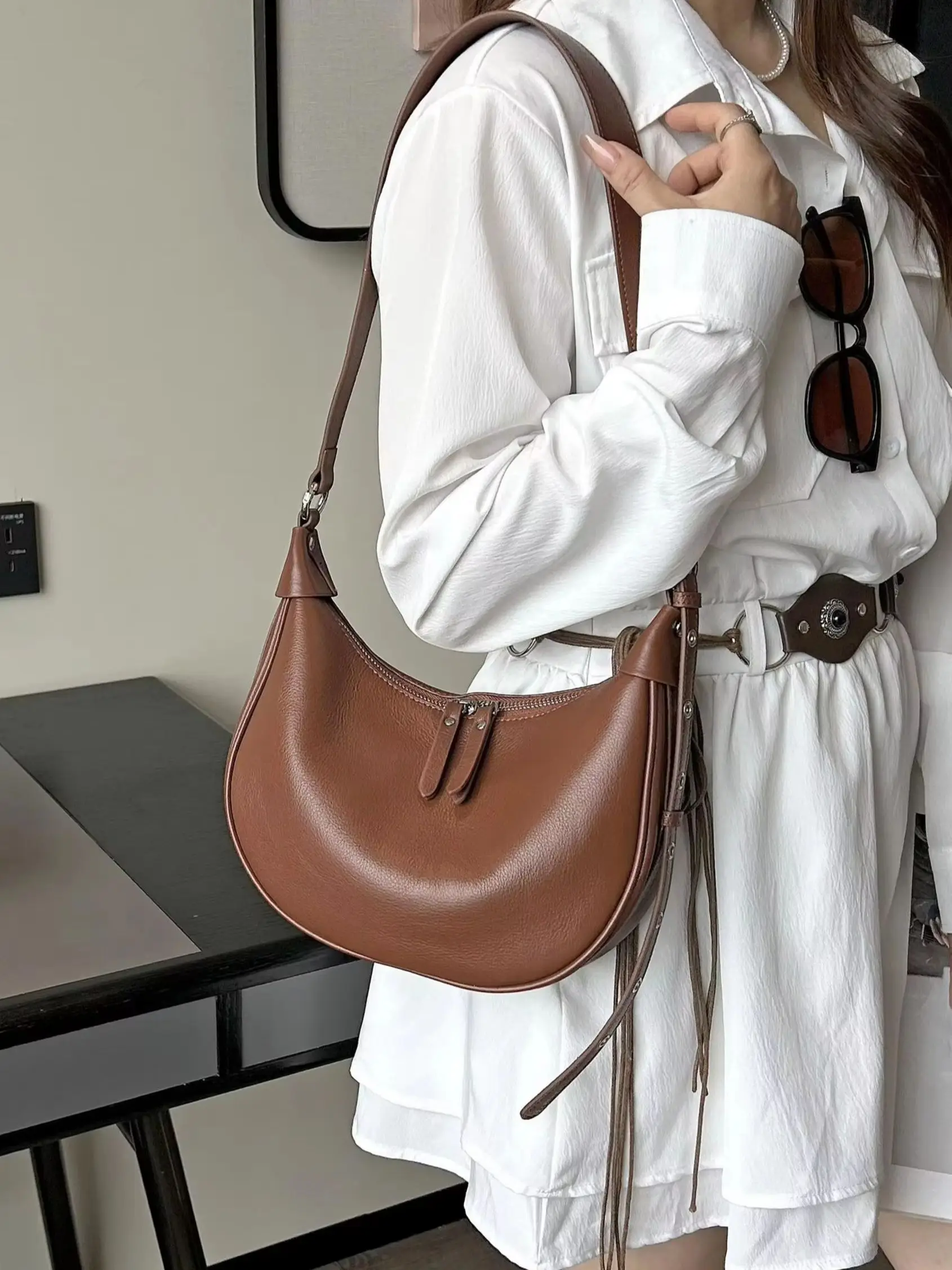 Women Genuine Cowhide Leather Shoulder Crossbody Bag Luxury Deisigner Large Capacity Ladies Half Moon Bag for Woman High Quality
Women Genuine Cowhide Leather Shoulder Crossbody Bag Luxury Deisigner Large Capacity Ladies Half Moon Bag for Woman High Quality