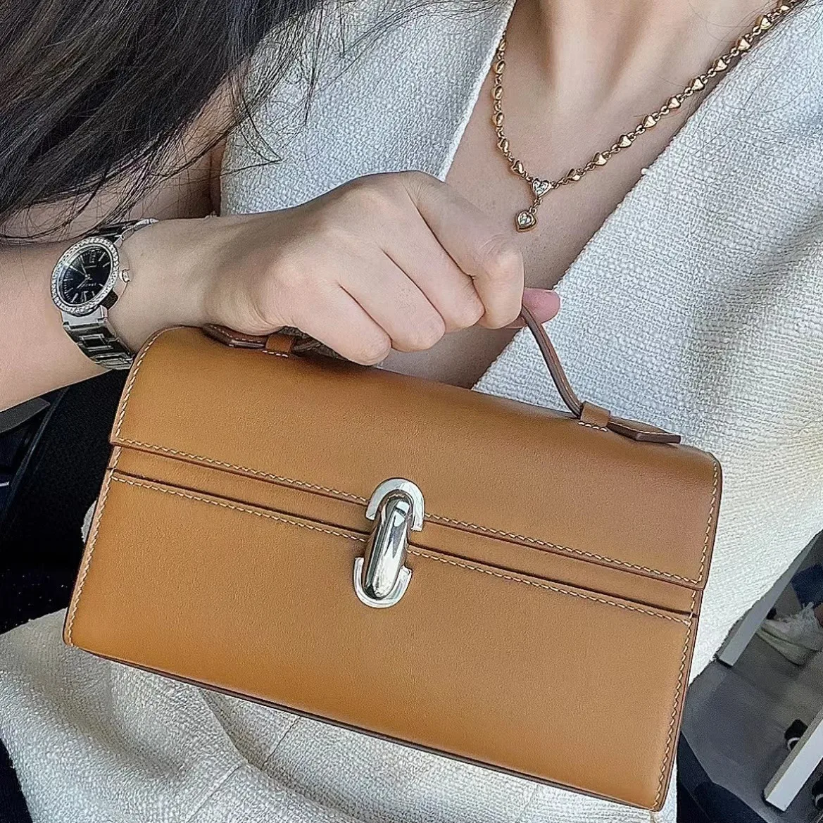 Niche design retro light luxury women's bag handbag French simple cowhide top handle bag
Niche design retro light luxury women's bag handbag French simple cowhide top handle bag