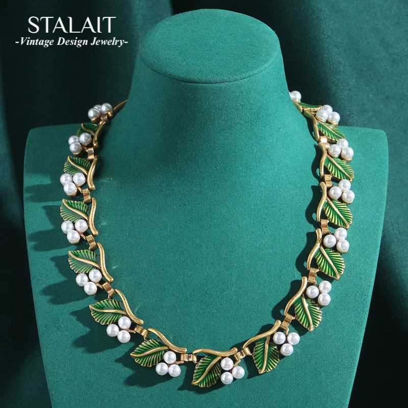 Vintage Green Leaf Choker Necklaces Pearl Chain Collar Charm Gold Color Woman Accessories 2025 Luxury Designer Jewelry Wedding
Vintage Green Leaf Choker Necklaces Pearl Chain Collar Charm Gold Color Woman Accessories 2025 Luxury Designer Jewelry Wedding