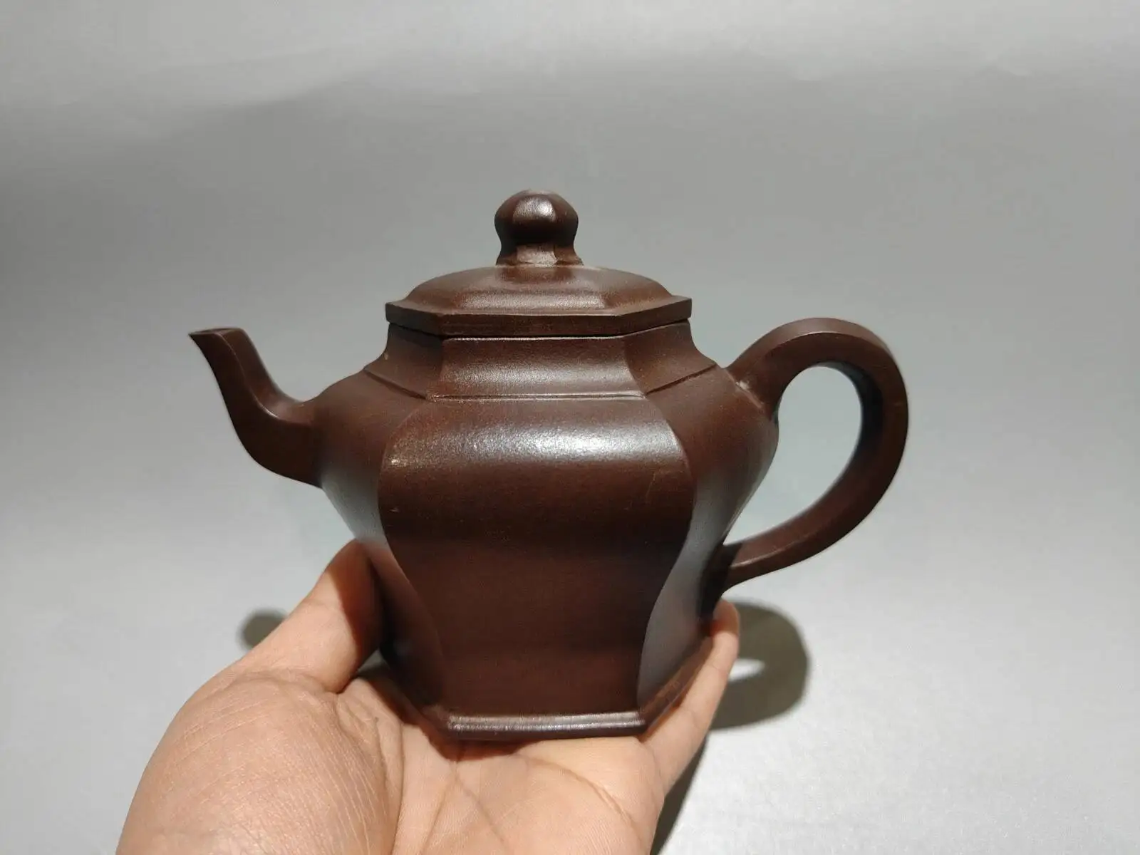 Chinese Yixing Zisha Clay Handmade Kung Fu Tea Exquisite Product Name: Hexagonal Teapot Base Mark: Jinding Trademark
Chinese Yixing Zisha Clay Handmade Kung Fu Tea Exquisite Product Name: Hexagonal Teapot Base Mark: Jinding Trademark
