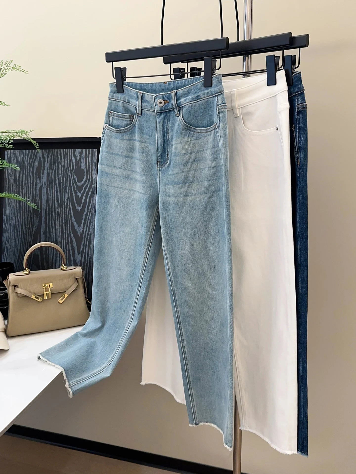 Comfortable Slim Fit Nine-Tenths Jeans Four-Dimensional Elastic Very Suitable for Thighs Natural Waist Straight Leg Jeans
Comfortable Slim Fit Nine-Tenths Jeans Four-Dimensional Elastic Very Suitable for Thighs Natural Waist Straight Leg Jeans