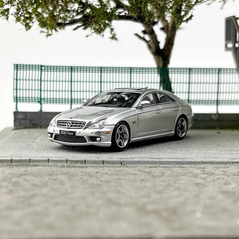 FH Diecast 1:64 Scale CLS 63 AMG 1th Generation MK1 C219 Alloy Car Model Adult Colletcion Souvenir Static Display Holiday Gift
FH Diecast 1:64 Scale CLS 63 AMG 1th Generation MK1 C219 Alloy Car Model Adult Colletcion Souvenir Static Display Holiday Gift