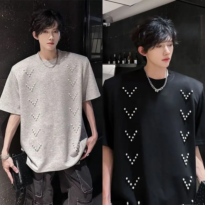 2025 Summer Niche Design Men's T-shirts Round Collar Handmade Pearl Decoration Short Sleeve Loose Male Shoulder Padded Tee Chic
2025 Summer Niche Design Men's T-shirts Round Collar Handmade Pearl Decoration Short Sleeve Loose Male Shoulder Padded Tee Chic