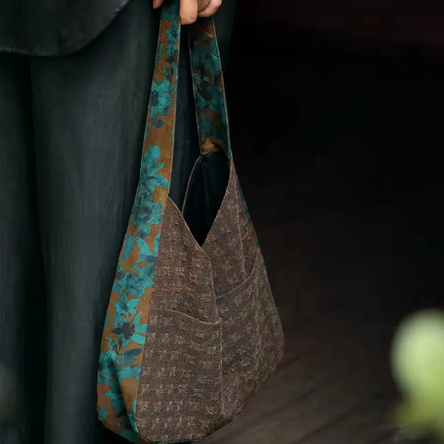 Original tussah silk gambiered Guangdong gauze Song brocade embroidered new Chinese style single-shoulder underarm tote handbag
Original tussah silk gambiered Guangdong gauze Song brocade embroidered new Chinese style single-shoulder underarm tote handbag