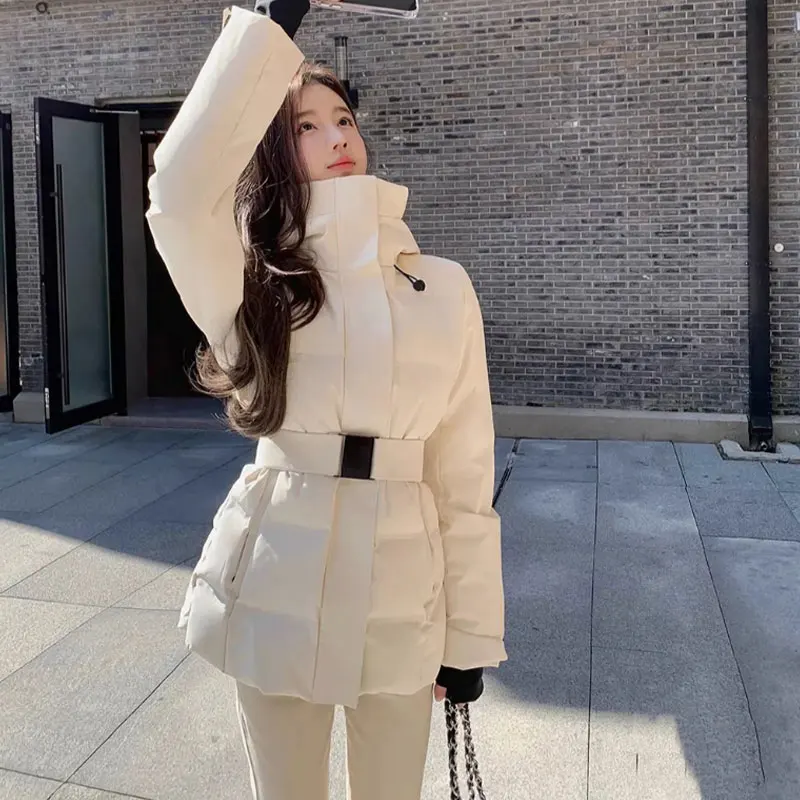 2025 зимняя новая стильная элегантная хлопковая куртка на пуху, женская универсальная легкая роскошная утягивающая высококачественная верхняя одежда с застежкой на талии, женская
2025 зимняя новая стильная элегантная хлопковая куртка на пуху, женская универсальная легкая роскошная утягивающая высококачественная верхняя одежда с застежкой на талии, женская