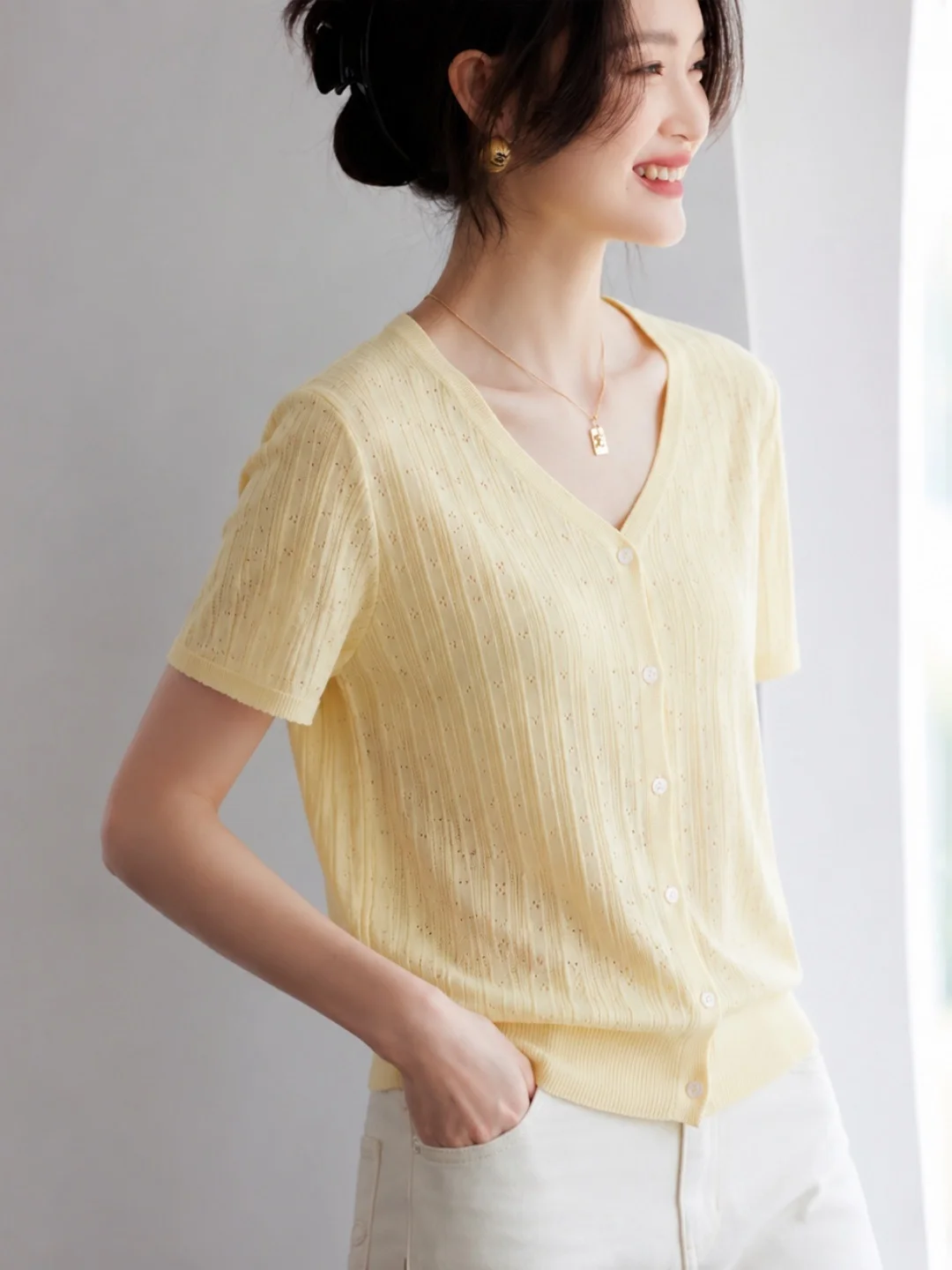 Lightweight Silken Knitted Top V-Neck Short Sleeve Women's Fashionable Versatile Summer Ice Silk Straight Cut Korean Style
Lightweight Silken Knitted Top V-Neck Short Sleeve Women's Fashionable Versatile Summer Ice Silk Straight Cut Korean Style
