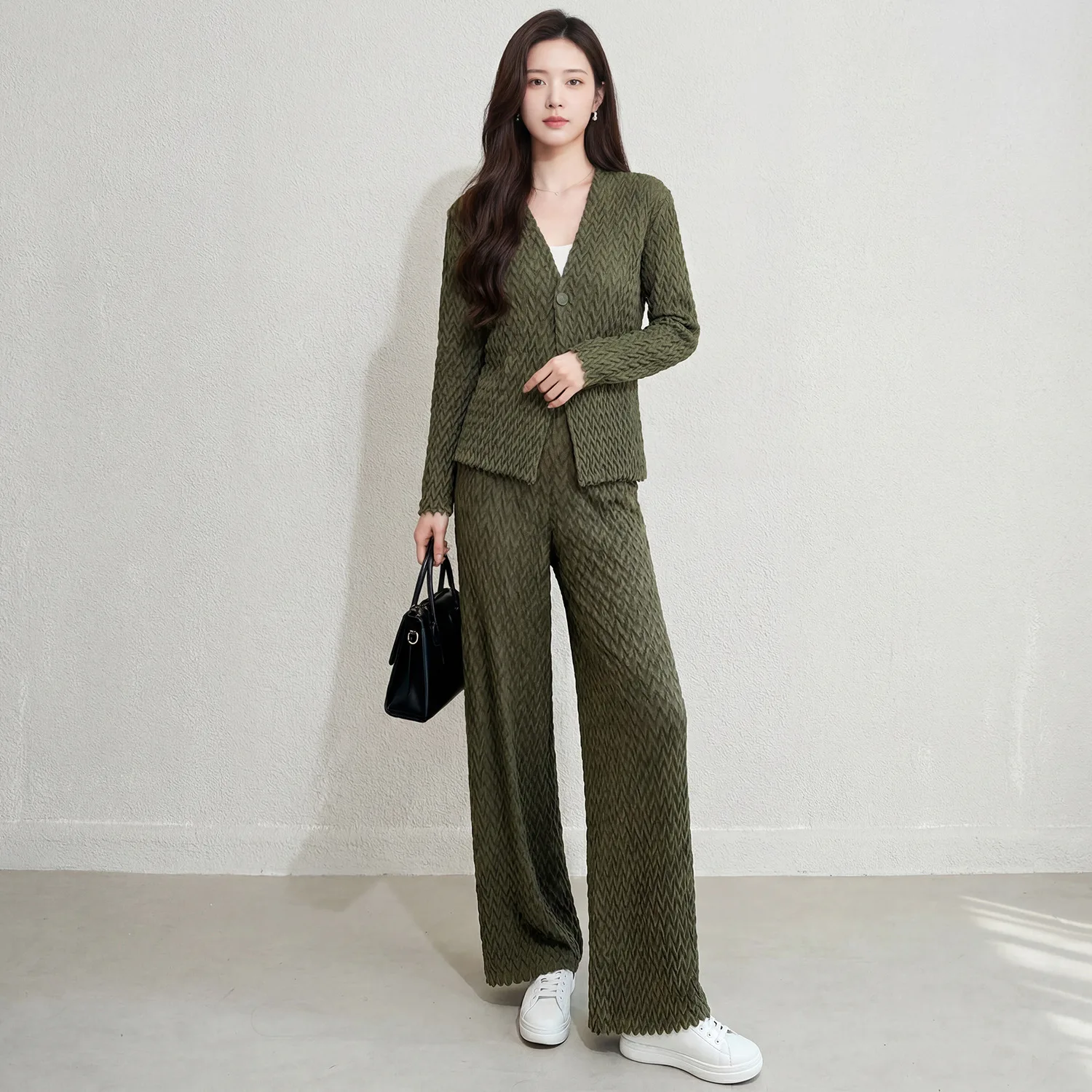 Miyake Pleated 2026 New Spring and Summer Fashion Set Spring Premium Sense Hand Pleated V-neck Cardigan Wide Leg Two-piece Set
Miyake Pleated 2026 New Spring and Summer Fashion Set Spring Premium Sense Hand Pleated V-neck Cardigan Wide Leg Two-piece Set