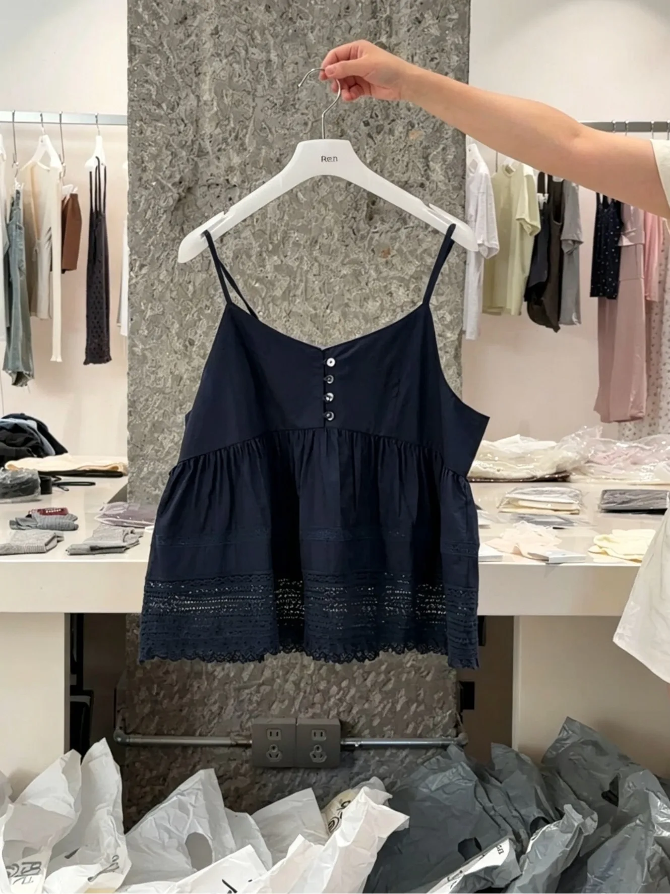 Cotton Linen Lace Trim Halter Neck Vest Women Summer Outerwear Korean Style Loose Slimming Sleeveless Top City Walk Suitable
Cotton Linen Lace Trim Halter Neck Vest Women Summer Outerwear Korean Style Loose Slimming Sleeveless Top City Walk Suitable