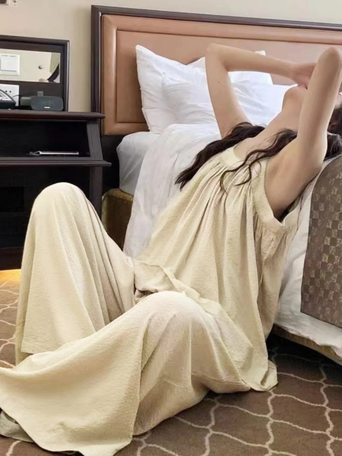 Korean Sle Simple Pure Cotton Strap Vest Women's Home Clothes Set with k Pattern Wide Leg Pants Spwear Two-Piece Set
Korean Sle Simple Pure Cotton Strap Vest Women's Home Clothes Set with k Pattern Wide Leg Pants Spwear Two-Piece Set