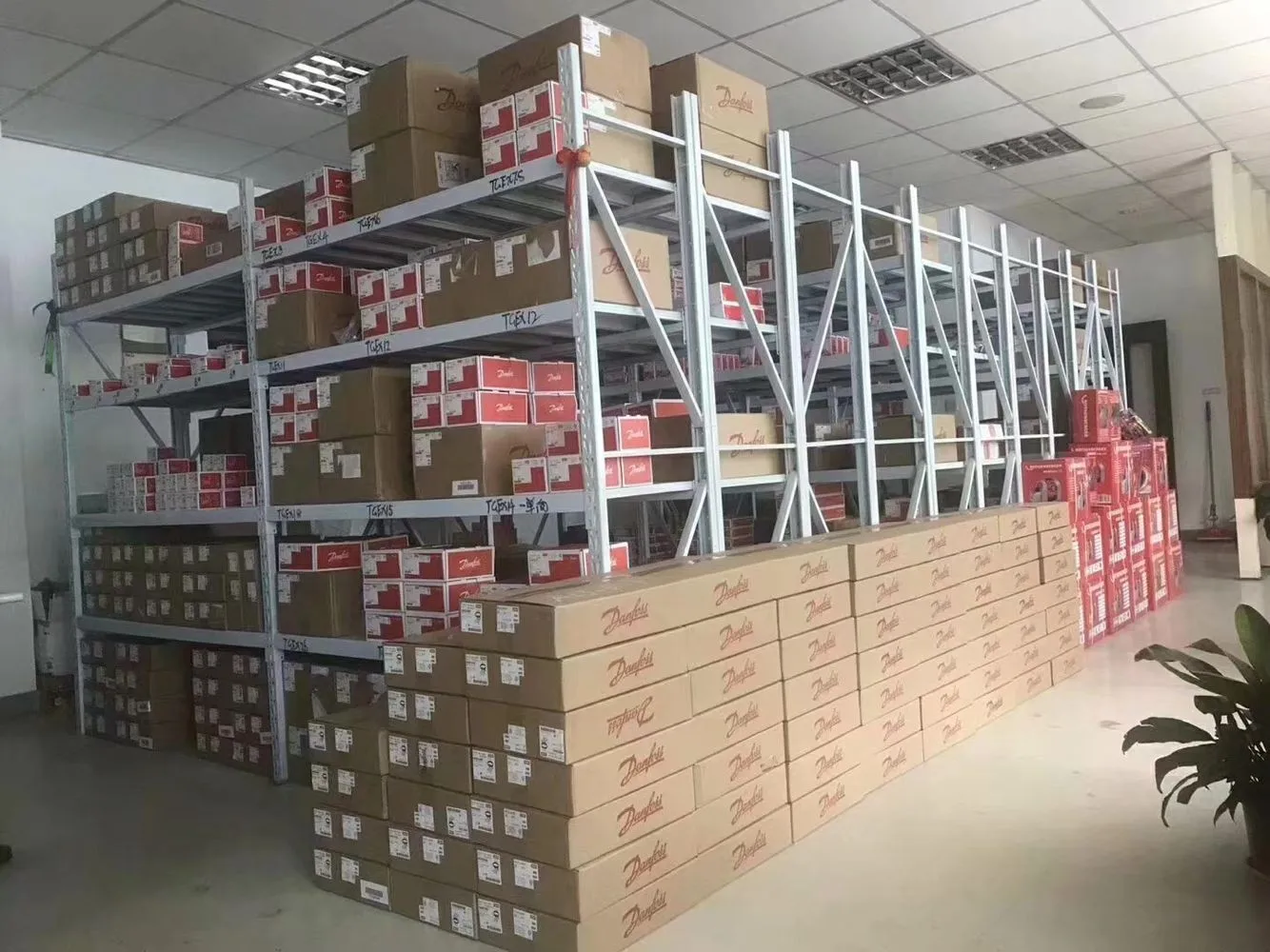 2025.6 Пилотный клапан постоянного давления Danfoss CVC-L 027B0940 CVP-M 027B0921
2025.6 Пилотный клапан постоянного давления Danfoss CVC-L 027B0940 CVP-M 027B0921
