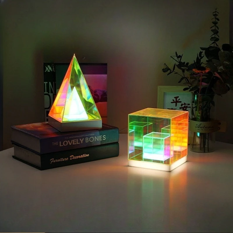 Кубик Рубика треугольная маленькая настольная лампа для гостиной, кабинета, спальни, прикроватные декоративные атмосферные лампы для освещения
Кубик Рубика треугольная маленькая настольная лампа для гостиной, кабинета, спальни, прикроватные декоративные атмосферные лампы для освещения