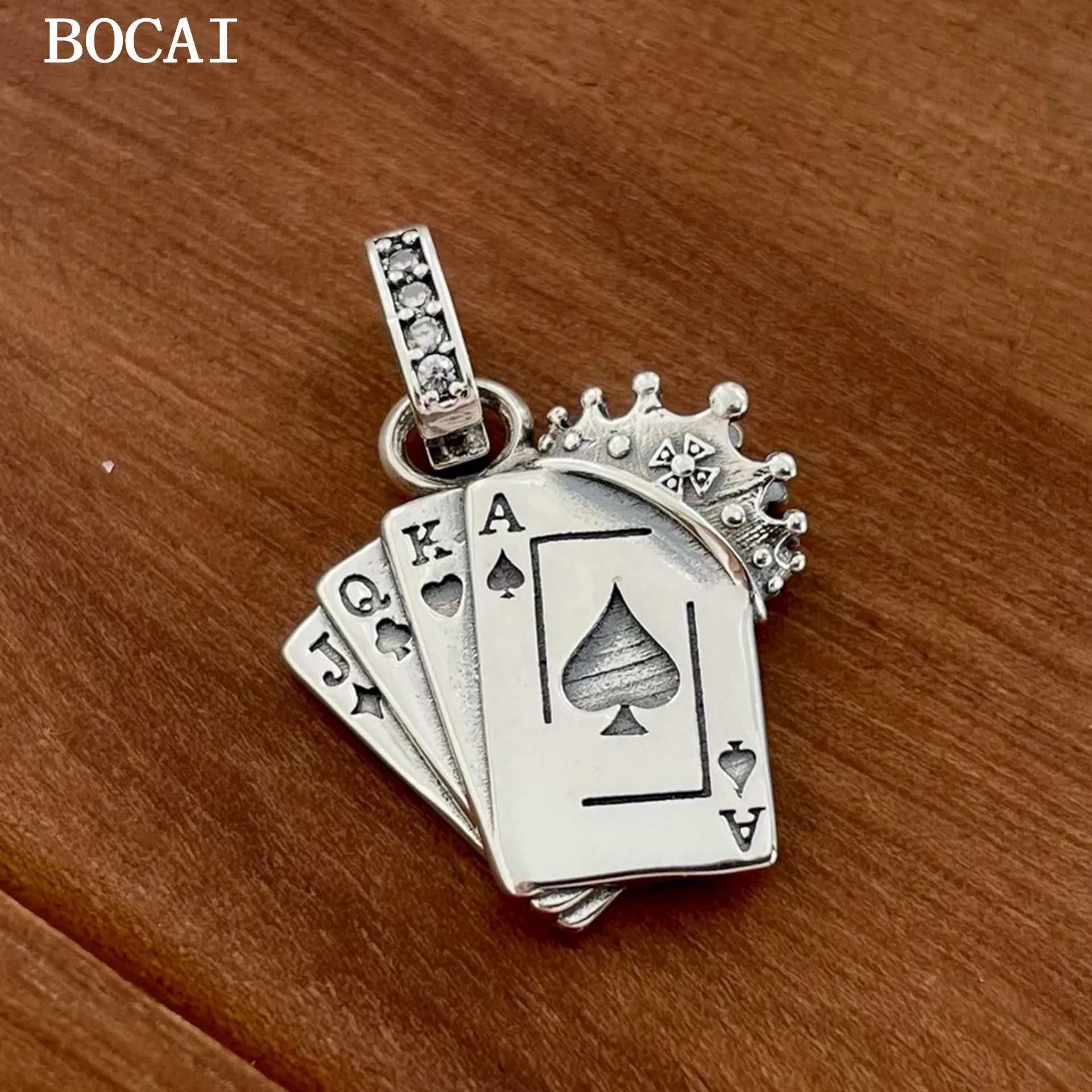 Новый Ретро Модный кулон BOCAI в виде короны из чистого серебра S925 пробы для покерной карты
Новый Ретро Модный кулон BOCAI в виде короны из чистого серебра S925 пробы для покерной карты