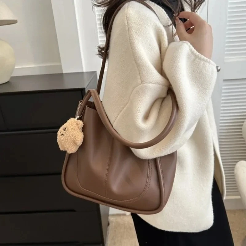 2025 Autumn Winter High-End Textured Tote Bag for Women Large Capacity Work Commuter Shoulder Bag Luxury PU Leather Handbag
2025 Autumn Winter High-End Textured Tote Bag for Women Large Capacity Work Commuter Shoulder Bag Luxury PU Leather Handbag