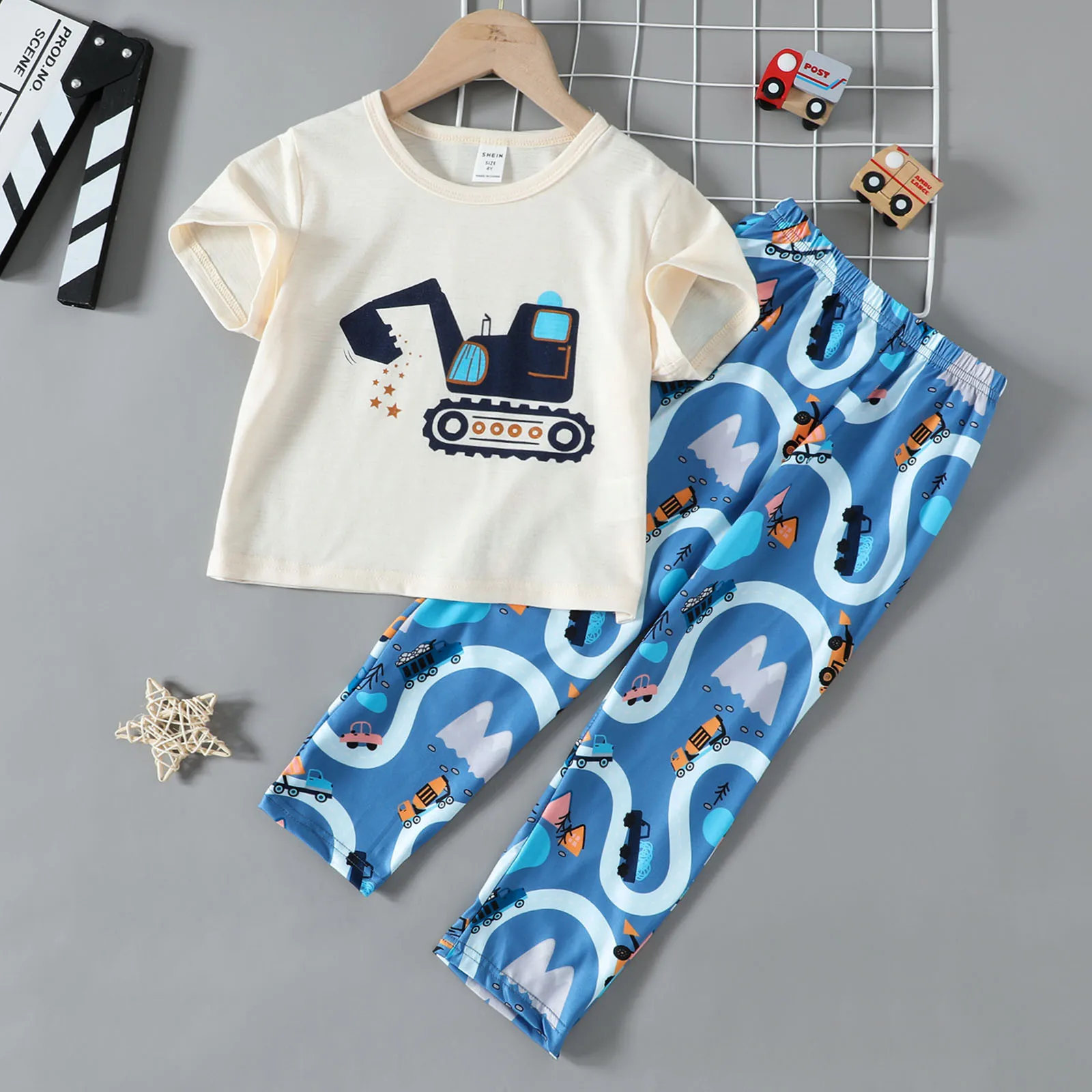 Комплект весенне-летнего строительного автомобиля для маленьких мальчиков, рубашка с короткими рукавами молочно-абрикосового экскаватора + длинные брюки с синим фоном, механический всенаправленный принт, дышащая и мягкая эластичная
Комплект весенне-летнего строительного автомобиля для маленьких мальчиков, рубашка с короткими рукавами молочно-абрикосового экскаватора + длинные брюки с синим фоном, механический всенаправленный принт, дышащая и мягкая эластичная