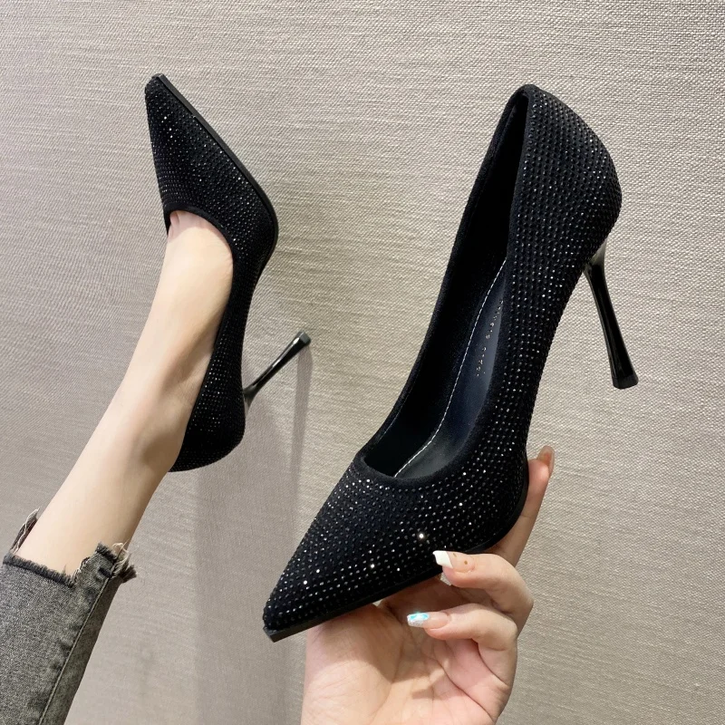 Весна 2026: Модные женские туфли на высоком каблуке с острым носком, черные, элегантные, с кристаллами и стразами, на тонком каблуке, с эффектом водной глади
Весна 2026: Модные женские туфли на высоком каблуке с острым носком, черные, элегантные, с кристаллами и стразами, на тонком каблуке, с эффектом водной глади