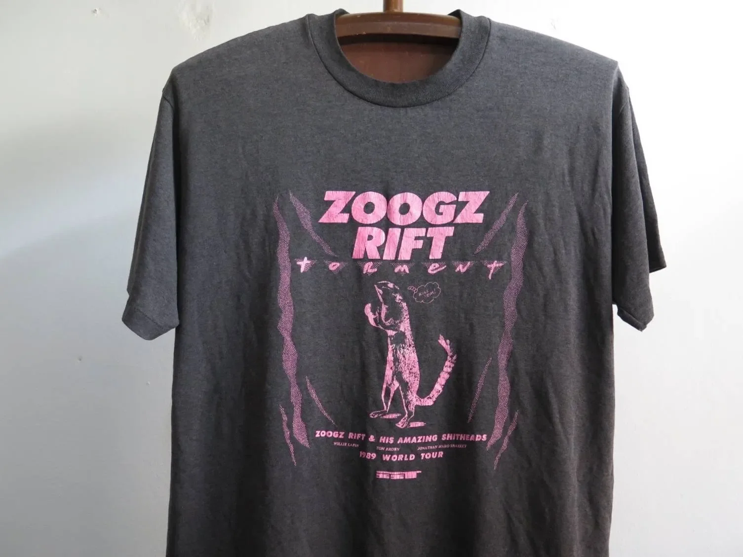Винтажная футболка Zoogz Rift The Amazing Shitheads, редкая панк-авангард SST Records, музыка World Tour 1989 г.
Винтажная футболка Zoogz Rift The Amazing Shitheads, редкая панк-авангард SST Records, музыка World Tour 1989 г.