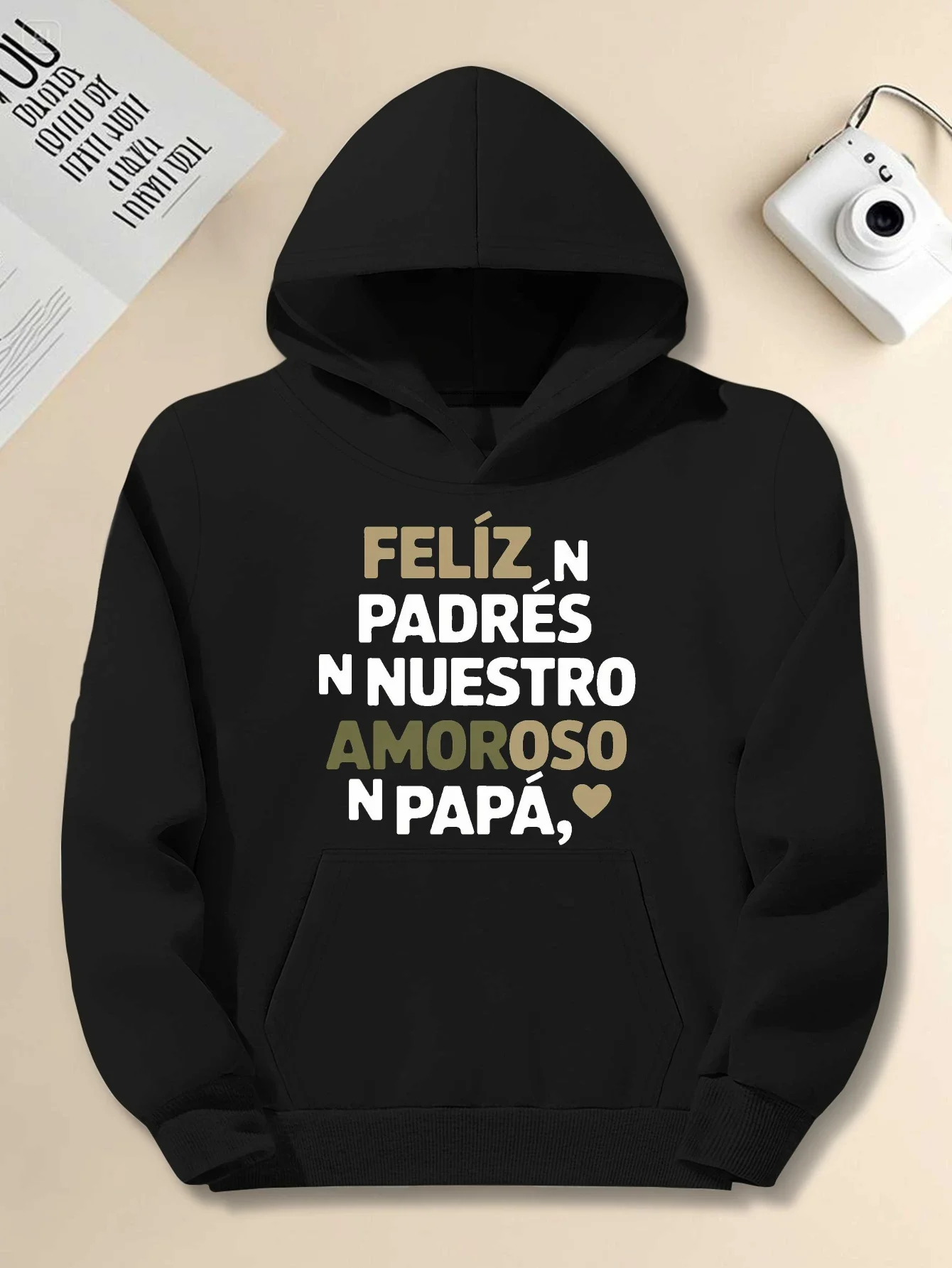 Men's hoodie, with Spanish inscription "Happy Father's Day - Our Romantic Dad" - Comfortable and loose fit
Men's hoodie, with Spanish inscription "Happy Father's Day - Our Romantic Dad" - Comfortable and loose fit