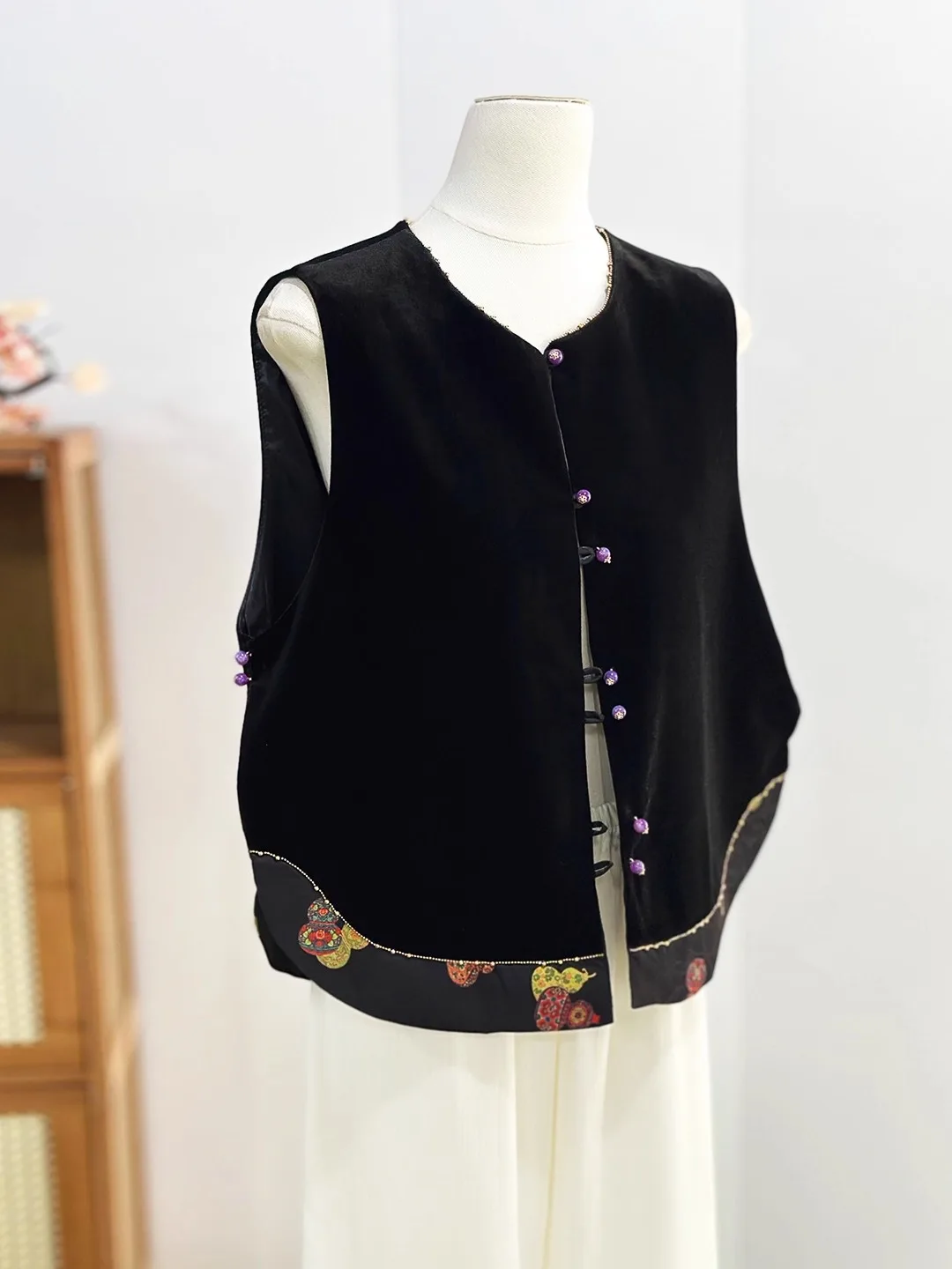 Young Sle Bla Velvet Svel Vest Women's Outerwear Faionable Slimming Top round Ne Single Button Resin Color
Young Sle Bla Velvet Svel Vest Women's Outerwear Faionable Slimming Top round Ne Single Button Resin Color