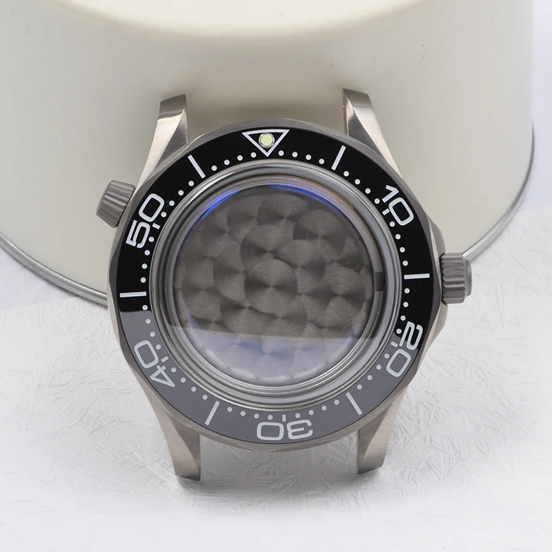 Корпус часов Seamaster 007, светящийся титановый корпус с сапфировым стеклом, корпус для дайверских часов, подходит для Seiko, для автоматического механизма NH35/NH36, модификация часов.
Корпус часов Seamaster 007, светящийся титановый корпус с сапфировым стеклом, корпус для дайверских часов, подходит для Seiko, для автоматического механизма NH35/NH36, модификация часов.