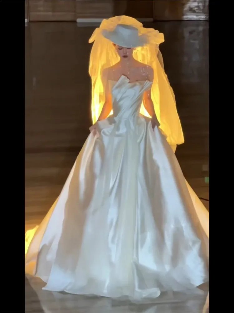 A new light strapless white dress with travel photography vibe and tail-end chiffon for going out
A new light strapless white dress with travel photography vibe and tail-end chiffon for going out