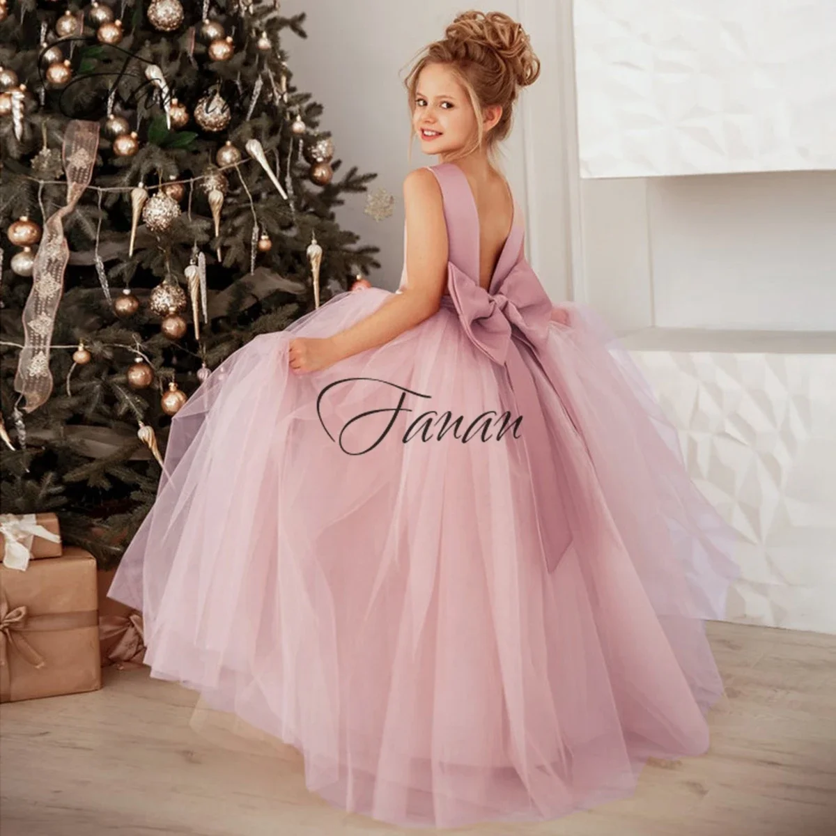 Pink Tulle A-Line Puffy First Communion Dresses Pearls Belt Baby Birthday Dress With Bow Backless Girl Wedding Party
Pink Tulle A-Line Puffy First Communion Dresses Pearls Belt Baby Birthday Dress With Bow Backless Girl Wedding Party