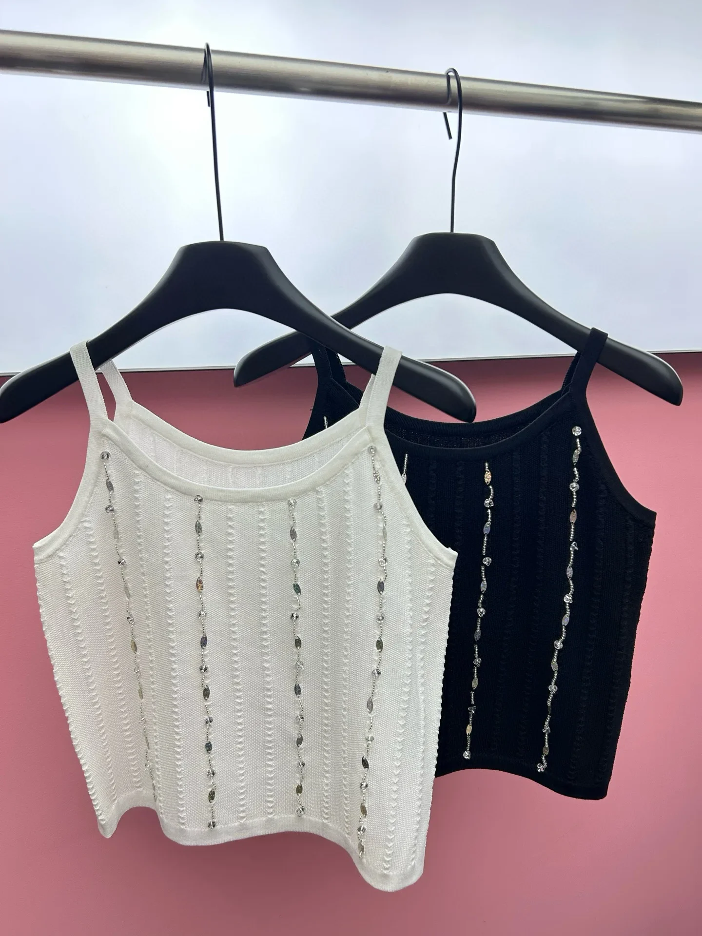 Высококачественные женские топы на бретелях, элегантные вязаные топы с бисером на весну и лето, сексуальные повседневные топы без рукавов с блестками C292
Высококачественные женские топы на бретелях, элегантные вязаные топы с бисером на весну и лето, сексуальные повседневные топы без рукавов с блестками C292