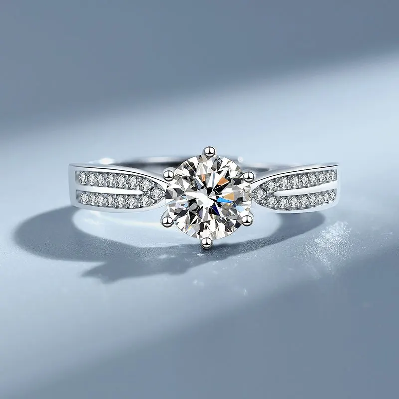 1 PC Six Claw Edge Inlaid Round Cherokee Ring 0.5/1/2 Carat S925 Wedding Ring with Adjustable Opening.
1 PC Six Claw Edge Inlaid Round Cherokee Ring 0.5/1/2 Carat S925 Wedding Ring with Adjustable Opening.