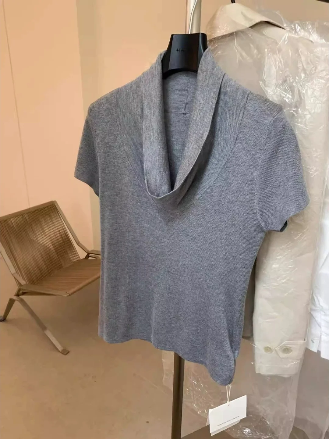 Elegant Grey Ice Silk Knitted Short Sleeve T-Shirt Women's Summer Thin Top Casual Style Regular Fit Comfortable Soft Fabric
Elegant Grey Ice Silk Knitted Short Sleeve T-Shirt Women's Summer Thin Top Casual Style Regular Fit Comfortable Soft Fabric