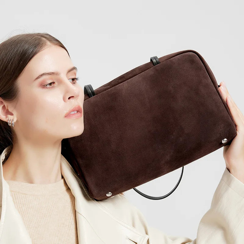 Замшевая сумка-тоут из воловьей кожи, новинка 2023 года, дизайнерская роскошная сумка для женщин, большая вместительная сумка на плечо, винтажная сумка для боулинга
Замшевая сумка-тоут из воловьей кожи, новинка 2023 года, дизайнерская роскошная сумка для женщин, большая вместительная сумка на плечо, винтажная сумка для боулинга