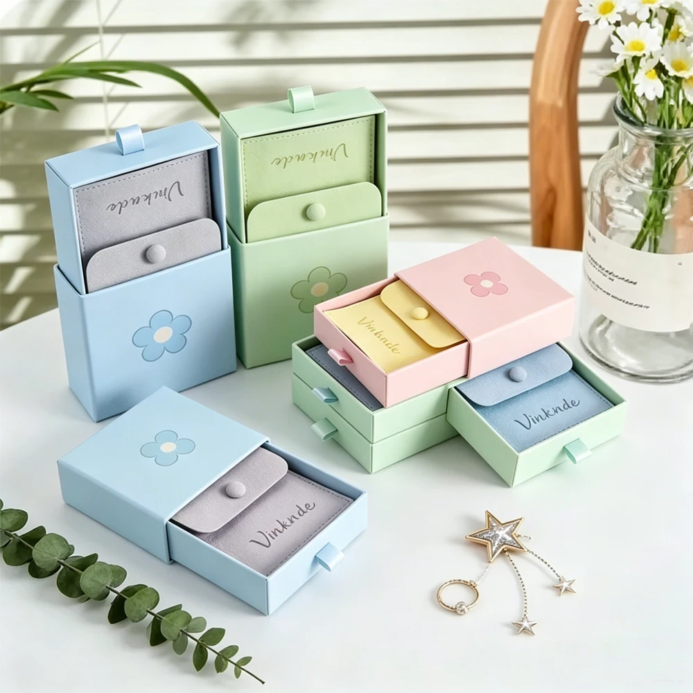 Custom Logo 7x7x1.7cm Jewelry Packing Box Paper Drawer Gift Boxes with 6x6cm Snap Bag Pouch for Brooch Key Ring Necklace Storage
Custom Logo 7x7x1.7cm Jewelry Packing Box Paper Drawer Gift Boxes with 6x6cm Snap Bag Pouch for Brooch Key Ring Necklace Storage