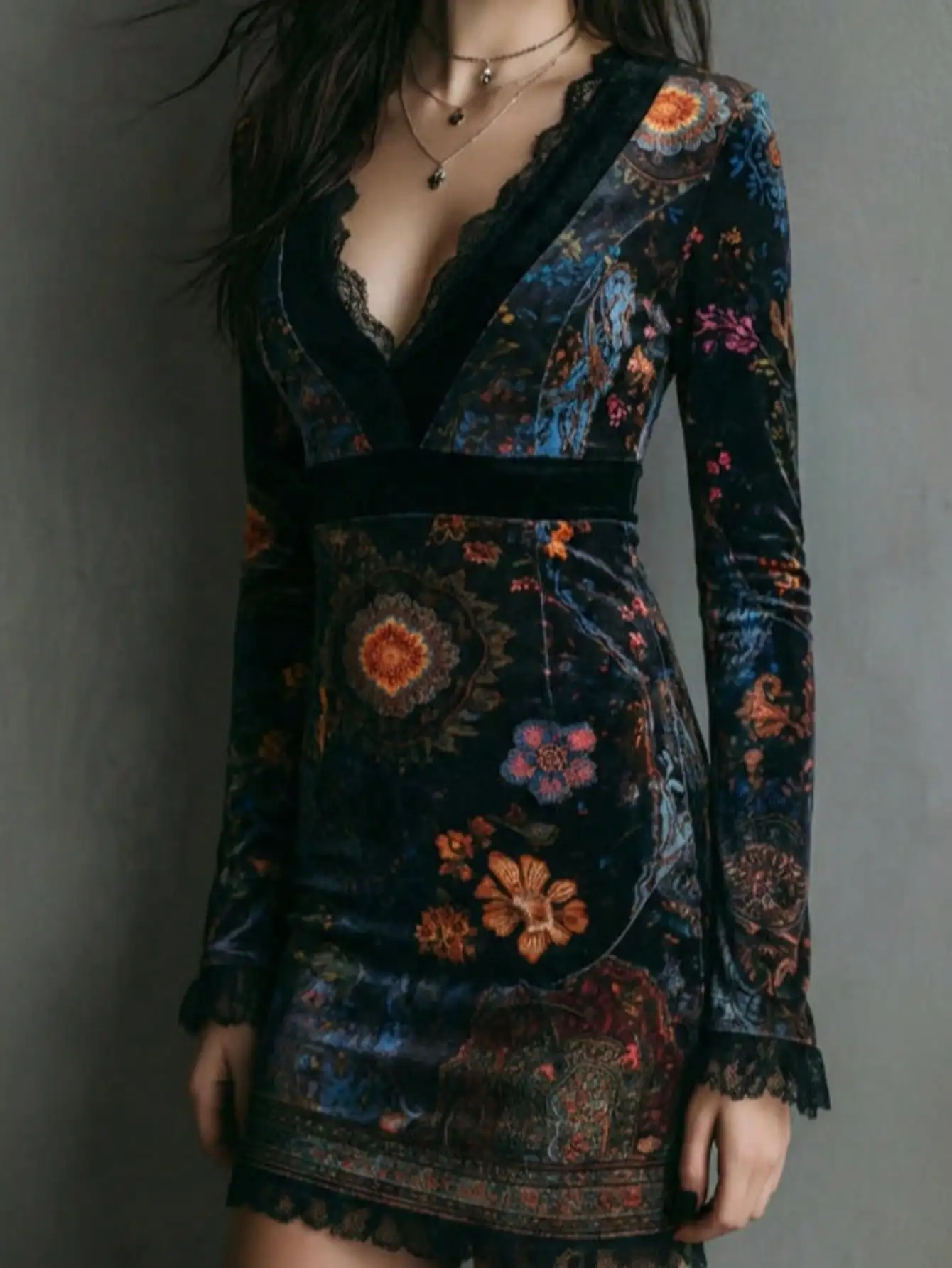 Bohemian Floral Velvet Mini Dress with Lace Trim and V-Neck
Bohemian Floral Velvet Mini Dress with Lace Trim and V-Neck