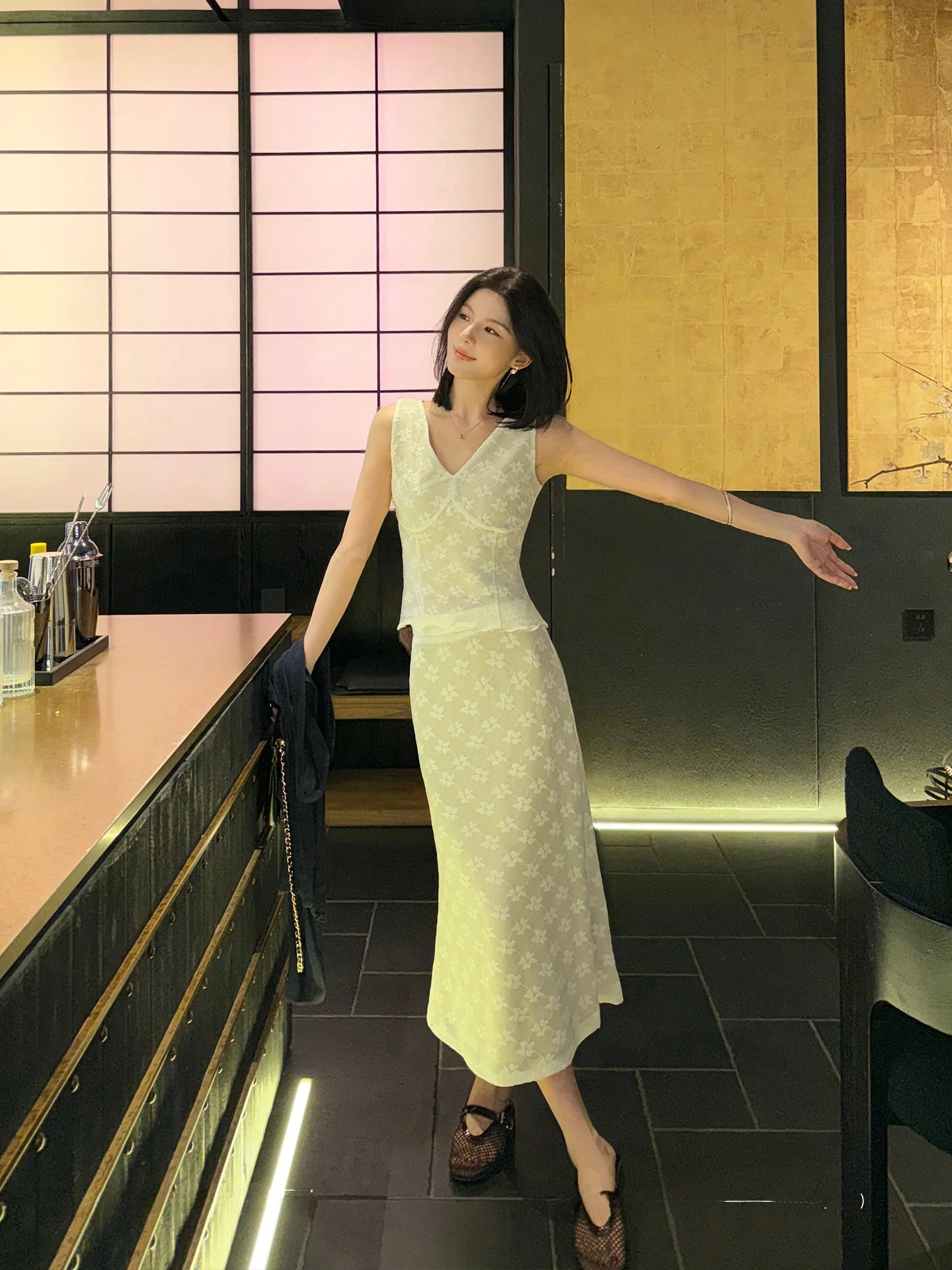 Retro V-neck Lace Texture Vest Skirt Set Slim Fit Two-piece Set Double Ballet Breathable Mid-weight No Spring Cas...
Retro V-neck Lace Texture Vest Skirt Set Slim Fit Two-piece Set Double Ballet Breathable Mid-weight No Spring Cas...